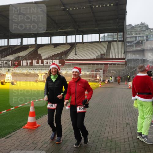 07.12.2025 - St. Pauli X-Mass-Run No. 15 Fabian Wolf http://msf.ph/oto/9393631 07.12.2025 10:19:49 Ziel 658, 661, 4074 meine-sportfotos.de