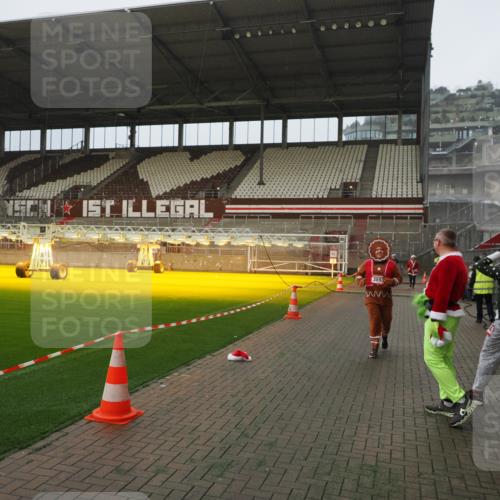 07.12.2025 - St. Pauli X-Mass-Run No. 15 Fabian Wolf http://msf.ph/oto/9393638 07.12.2025 10:19:57 Ziel 2238, 3846, 3893 meine-sportfotos.de