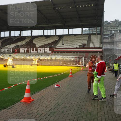 07.12.2025 - St. Pauli X-Mass-Run No. 15 Fabian Wolf http://msf.ph/oto/9393644 07.12.2025 10:19:59 Ziel 1364, 1903, 2238, 2751, 3846, 3871, 3893 meine-sportfotos.de