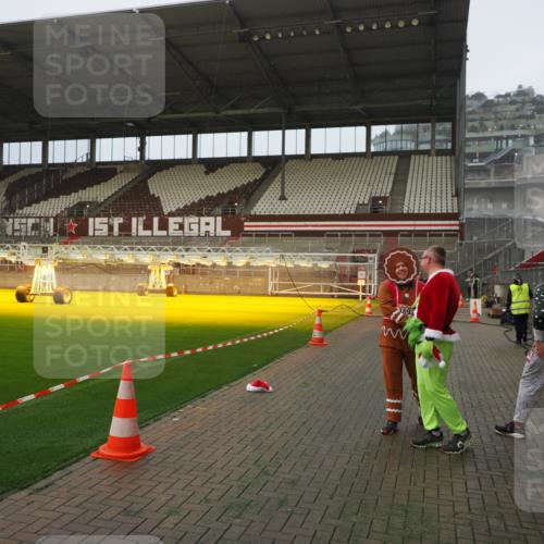 07.12.2025 - St. Pauli X-Mass-Run No. 15 Fabian Wolf http://msf.ph/oto/9393646 07.12.2025 10:19:59 Ziel 1364, 1903, 2238, 2751, 3846, 3871, 3893 meine-sportfotos.de