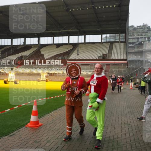 07.12.2025 - St. Pauli X-Mass-Run No. 15 Fabian Wolf http://msf.ph/oto/9393657 07.12.2025 10:20:01 Ziel 1364, 1903, 2238, 2751, 3846, 3871, 3893 meine-sportfotos.de