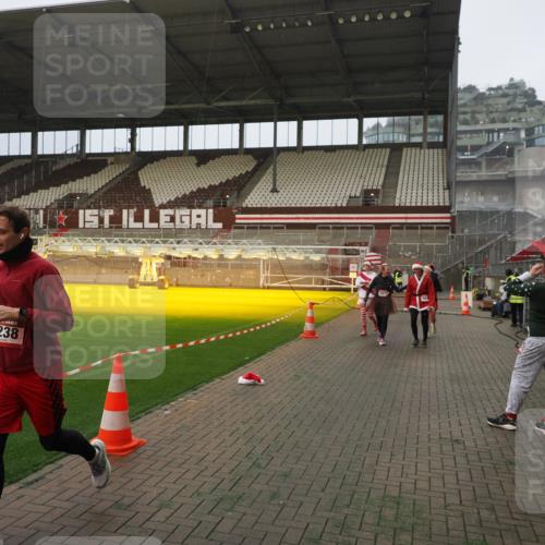 07.12.2025 - St. Pauli X-Mass-Run No. 15 Fabian Wolf http://msf.ph/oto/9393663 07.12.2025 10:20:04 Ziel 1364, 1553, 1903, 2238, 2751, 3846, 3871, 3893, 4042, 4071 meine-sportfotos.de