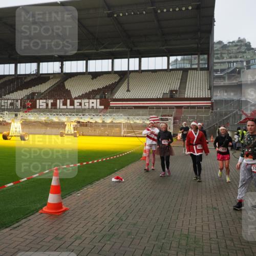 07.12.2025 - St. Pauli X-Mass-Run No. 15 Fabian Wolf http://msf.ph/oto/9393668 07.12.2025 10:20:07 Ziel 459, 1364, 1553, 1903, 2238, 2751, 3846, 3871, 3893, 4042, 4071 meine-sportfotos.de