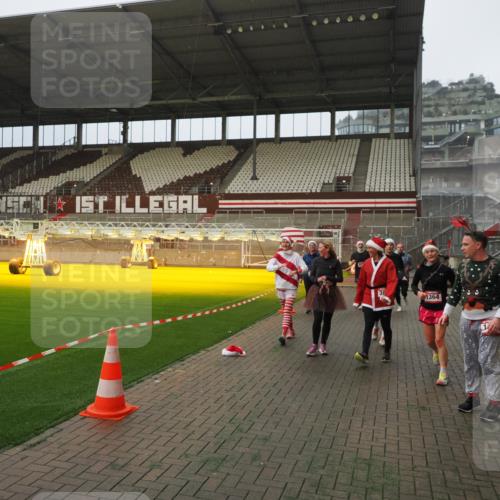 07.12.2025 - St. Pauli X-Mass-Run No. 15 Fabian Wolf http://msf.ph/oto/9393671 07.12.2025 10:20:07 Ziel 459, 1364, 1553, 1903, 2238, 2751, 3846, 3871, 3893, 4042, 4071 meine-sportfotos.de