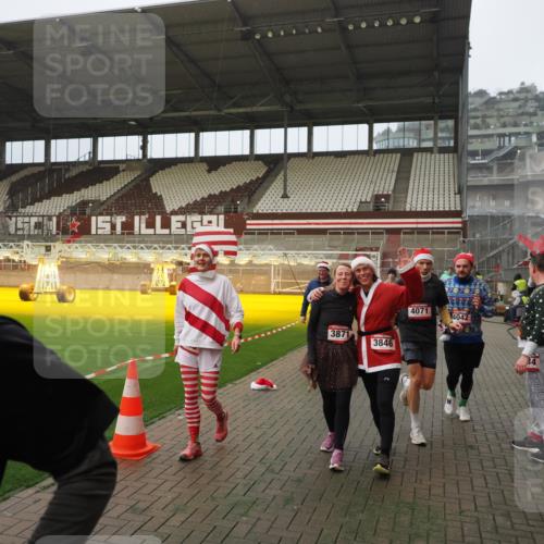 07.12.2025 - St. Pauli X-Mass-Run No. 15 Fabian Wolf http://msf.ph/oto/9393682 07.12.2025 10:20:10 Ziel 459, 1364, 1553, 1903, 2238, 2751, 2855, 3846, 3871, 3893, 4042, 4071, 4503 meine-sportfotos.de