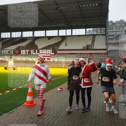 07.12.2025 - St. Pauli X-Mass-Run No. 15 Fabian Wolf http://msf.ph/oto/9393684 07.12.2025 10:20:10 Ziel 459, 1364, 1553, 1903, 2238, 2751, 2855, 3846, 3871, 3893, 4042, 4071, 4503 meine-sportfotos.de