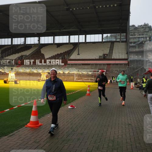 07.12.2025 - St. Pauli X-Mass-Run No. 15 Fabian Wolf http://msf.ph/oto/9393697 07.12.2025 10:20:13 Ziel 459, 1364, 1553, 1903, 2238, 2751, 2855, 3846, 3871, 4042, 4071, 4503 meine-sportfotos.de