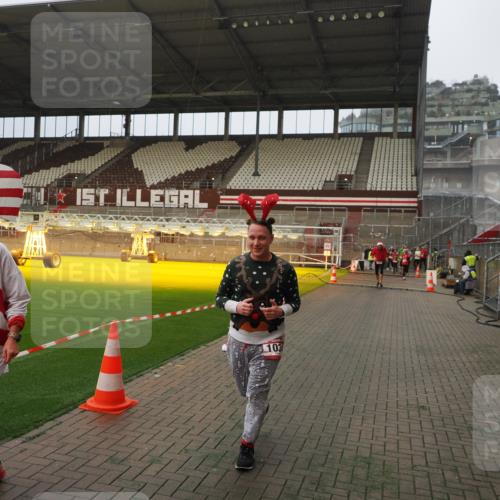 07.12.2025 - St. Pauli X-Mass-Run No. 15 Fabian Wolf http://msf.ph/oto/9393711 07.12.2025 10:20:17 Ziel 459, 1364, 1553, 1903, 2751, 2855, 3846, 3871, 4042, 4071, 4503, 4523 meine-sportfotos.de