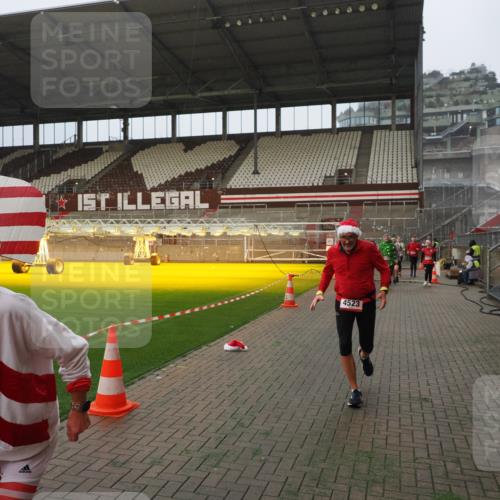 07.12.2025 - St. Pauli X-Mass-Run No. 15 Fabian Wolf http://msf.ph/oto/9393725 07.12.2025 10:20:23 Ziel 447, 452, 459, 461, 478, 2187, 2855, 3473, 3832, 4042, 4071, 4116, 4503, 4523 meine-sportfotos.de