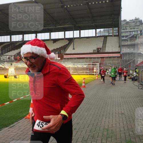 07.12.2025 - St. Pauli X-Mass-Run No. 15 Fabian Wolf http://msf.ph/oto/9393730 07.12.2025 10:20:24 Ziel 447, 452, 459, 461, 478, 2187, 2855, 3473, 3832, 4116, 4503, 4523 meine-sportfotos.de