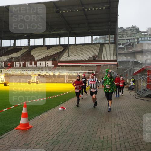 07.12.2025 - St. Pauli X-Mass-Run No. 15 Fabian Wolf http://msf.ph/oto/9393735 07.12.2025 10:20:27 Ziel 447, 452, 461, 478, 2187, 2855, 3473, 3832, 4116, 4490, 4503, 4523 meine-sportfotos.de