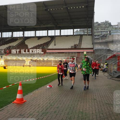 07.12.2025 - St. Pauli X-Mass-Run No. 15 Fabian Wolf http://msf.ph/oto/9393736 07.12.2025 10:20:27 Ziel 447, 452, 461, 478, 2187, 2855, 3473, 3832, 4116, 4490, 4503, 4523 meine-sportfotos.de