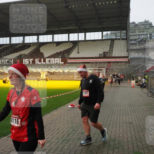 07.12.2025 - St. Pauli X-Mass-Run No. 15 Fabian Wolf http://msf.ph/oto/9393760 07.12.2025 10:20:36 Ziel 447, 452, 461, 478, 1016, 1076, 1466, 2187, 3473, 3832, 4116, 4490, 4517 meine-sportfotos.de