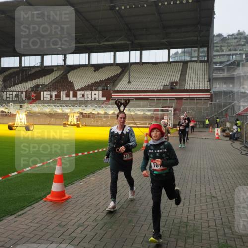 07.12.2025 - St. Pauli X-Mass-Run No. 15 Fabian Wolf http://msf.ph/oto/9393763 07.12.2025 10:20:39 Ziel 392, 447, 452, 461, 478, 1016, 1076, 1466, 2187, 3473, 3832, 4490, 4517 meine-sportfotos.de
