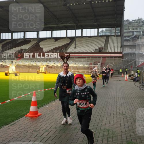 07.12.2025 - St. Pauli X-Mass-Run No. 15 Fabian Wolf http://msf.ph/oto/9393764 07.12.2025 10:20:39 Ziel 392, 447, 452, 461, 478, 1016, 1076, 1466, 2187, 3473, 3832, 4490, 4517 meine-sportfotos.de