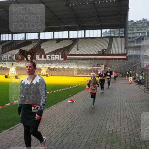 07.12.2025 - St. Pauli X-Mass-Run No. 15 Fabian Wolf http://msf.ph/oto/9393767 07.12.2025 10:20:40 Ziel 392, 447, 452, 461, 478, 1016, 1076, 1466, 2187, 3473, 3832, 4490, 4517 meine-sportfotos.de
