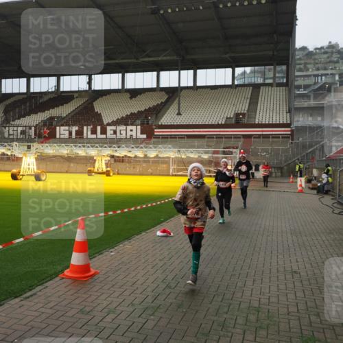 07.12.2025 - St. Pauli X-Mass-Run No. 15 Fabian Wolf http://msf.ph/oto/9393770 07.12.2025 10:20:40 Ziel 392, 447, 452, 461, 478, 1016, 1076, 1466, 2187, 3473, 3832, 4490, 4517 meine-sportfotos.de