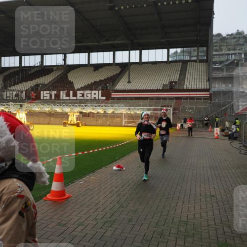 07.12.2025 - St. Pauli X-Mass-Run No. 15 Fabian Wolf http://msf.ph/oto/9393775 07.12.2025 10:20:41 Ziel 392, 447, 452, 461, 478, 1016, 1076, 1466, 2187, 3473, 4490, 4517 meine-sportfotos.de