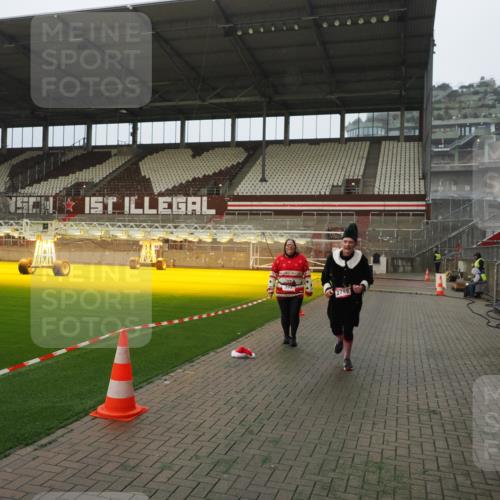 07.12.2025 - St. Pauli X-Mass-Run No. 15 Fabian Wolf http://msf.ph/oto/9393792 07.12.2025 10:20:51 Ziel 392, 1016, 1076, 1466, 2799, 4517 meine-sportfotos.de