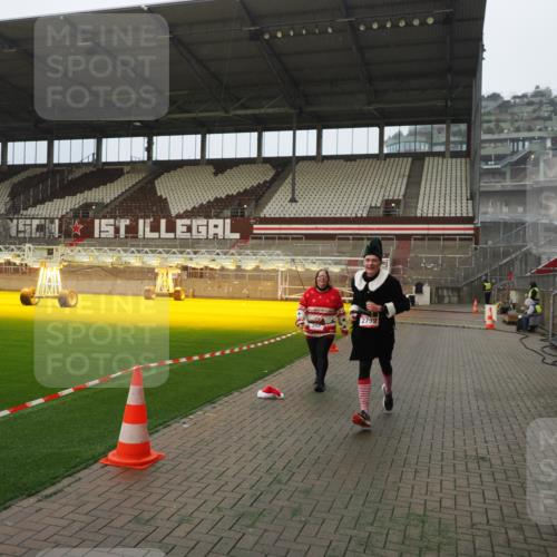 07.12.2025 - St. Pauli X-Mass-Run No. 15 Fabian Wolf http://msf.ph/oto/9393793 07.12.2025 10:20:51 Ziel 392, 1016, 1076, 1466, 2799, 4517 meine-sportfotos.de