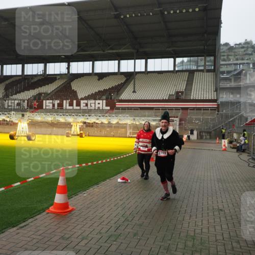 07.12.2025 - St. Pauli X-Mass-Run No. 15 Fabian Wolf http://msf.ph/oto/9393794 07.12.2025 10:20:51 Ziel 392, 1016, 1076, 1466, 2799, 4517 meine-sportfotos.de