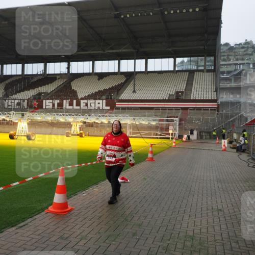 07.12.2025 - St. Pauli X-Mass-Run No. 15 Fabian Wolf http://msf.ph/oto/9393801 07.12.2025 10:20:53 Ziel 392, 1016, 1076, 1466, 2799, 4517 meine-sportfotos.de