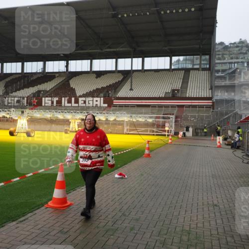 07.12.2025 - St. Pauli X-Mass-Run No. 15 Fabian Wolf http://msf.ph/oto/9393805 07.12.2025 10:20:54 Ziel 392, 1016, 1076, 1466, 2799, 4517 meine-sportfotos.de