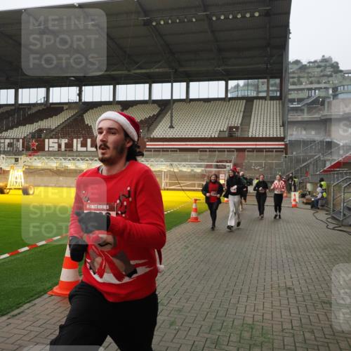 07.12.2025 - St. Pauli X-Mass-Run No. 15 Fabian Wolf http://msf.ph/oto/9393816 07.12.2025 10:21:08 Ziel 1386, 1407, 1898, 1900, 2565, 3984, 4338 meine-sportfotos.de