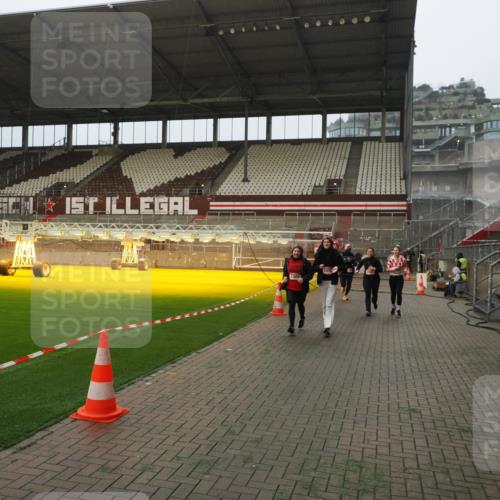 07.12.2025 - St. Pauli X-Mass-Run No. 15 Fabian Wolf http://msf.ph/oto/9393818 07.12.2025 10:21:08 Ziel 1386, 1407, 1898, 1900, 2565, 3984, 4338 meine-sportfotos.de