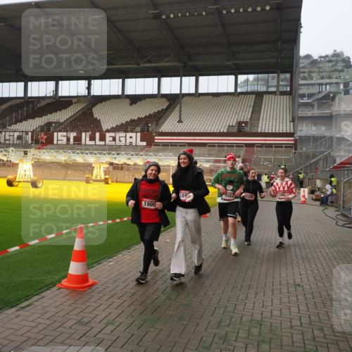07.12.2025 - St. Pauli X-Mass-Run No. 15 Fabian Wolf http://msf.ph/oto/9393820 07.12.2025 10:21:10 Ziel 1386, 1407, 1898, 1900, 2565, 3984, 4338 meine-sportfotos.de