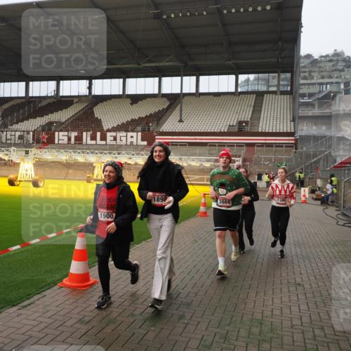 07.12.2025 - St. Pauli X-Mass-Run No. 15 Fabian Wolf http://msf.ph/oto/9393822 07.12.2025 10:21:10 Ziel 1386, 1407, 1898, 1900, 2565, 3984, 4338 meine-sportfotos.de