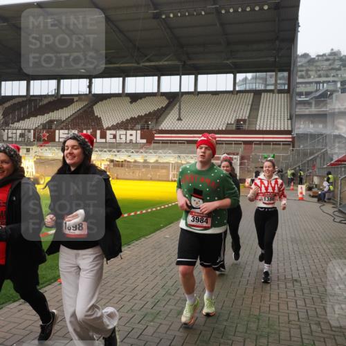 07.12.2025 - St. Pauli X-Mass-Run No. 15 Fabian Wolf http://msf.ph/oto/9393825 07.12.2025 10:21:11 Ziel 1386, 1407, 1898, 1900, 2173, 2565, 3984, 4338 meine-sportfotos.de