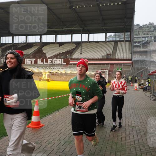 07.12.2025 - St. Pauli X-Mass-Run No. 15 Fabian Wolf http://msf.ph/oto/9393826 07.12.2025 10:21:11 Ziel 1386, 1407, 1898, 1900, 2173, 2565, 3984, 4338 meine-sportfotos.de