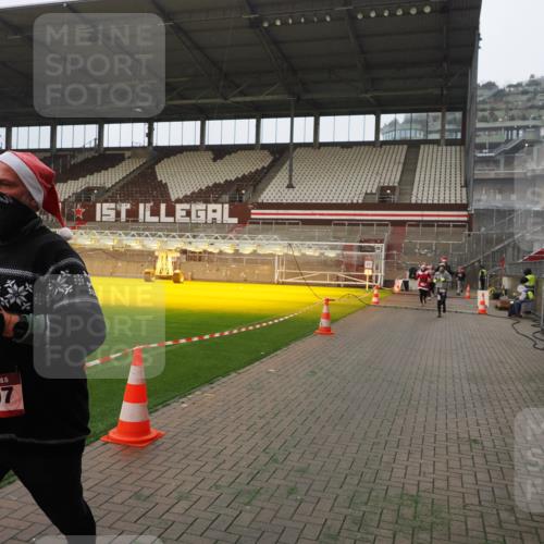 07.12.2025 - St. Pauli X-Mass-Run No. 15 Fabian Wolf http://msf.ph/oto/9393838 07.12.2025 10:21:13 Ziel 1386, 1407, 1898, 1900, 2173, 2565, 3848, 3849, 3984, 4338 meine-sportfotos.de