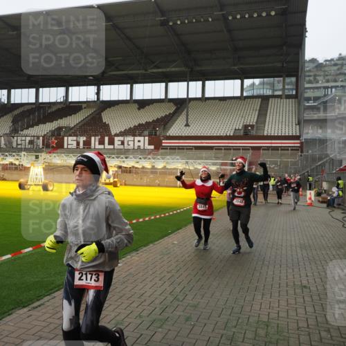 07.12.2025 - St. Pauli X-Mass-Run No. 15 Fabian Wolf http://msf.ph/oto/9393848 07.12.2025 10:21:19 Ziel 1326, 1386, 1407, 1898, 1900, 2173, 2565, 3062, 3384, 3540, 3541, 3848, 3849, 3984, 4117, 4338 meine-sportfotos.de