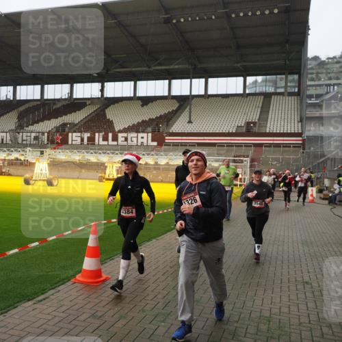 07.12.2025 - St. Pauli X-Mass-Run No. 15 Fabian Wolf http://msf.ph/oto/9393865 07.12.2025 10:21:24 Ziel 149, 270, 1326, 1407, 2173, 2927, 3062, 3091, 3384, 3540, 3541, 3848, 3849, 3984, 3988, 4117, 4338 meine-sportfotos.de