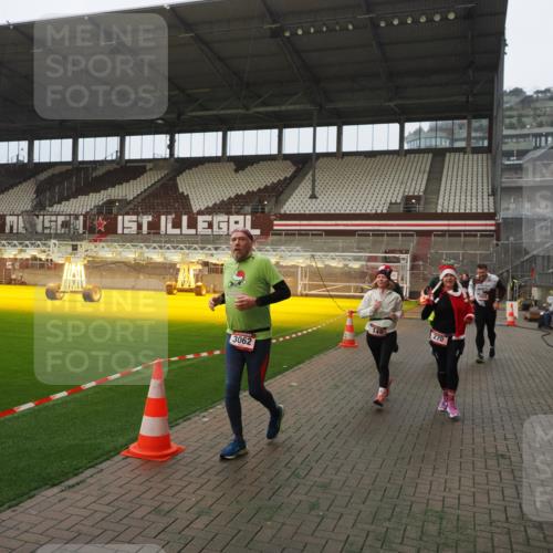 07.12.2025 - St. Pauli X-Mass-Run No. 15 Fabian Wolf http://msf.ph/oto/9393874 07.12.2025 10:21:27 Ziel 149, 270, 1326, 2173, 2927, 2997, 3062, 3091, 3384, 3540, 3541, 3848, 3849, 3988, 4117, 4169, 4170 meine-sportfotos.de
