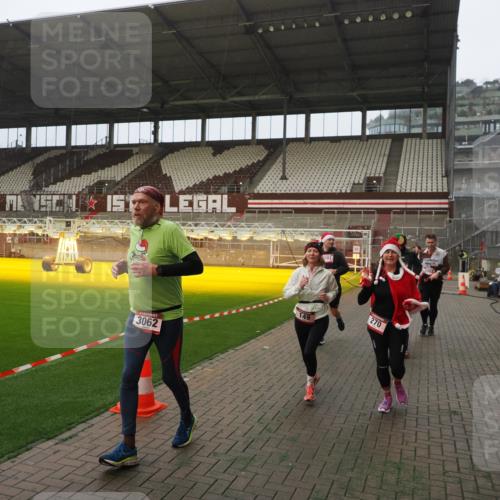 07.12.2025 - St. Pauli X-Mass-Run No. 15 Fabian Wolf http://msf.ph/oto/9393877 07.12.2025 10:21:28 Ziel 149, 270, 1326, 2173, 2927, 2997, 3062, 3091, 3384, 3540, 3541, 3848, 3849, 3988, 4117, 4169, 4170 meine-sportfotos.de
