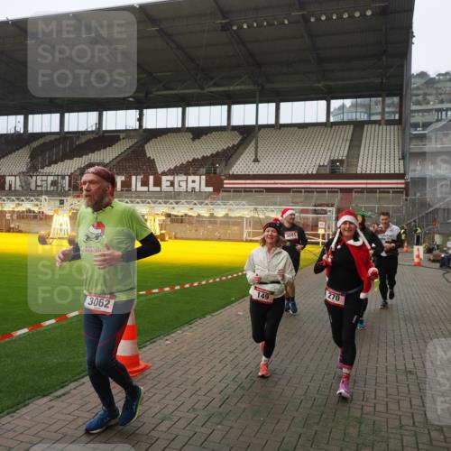07.12.2025 - St. Pauli X-Mass-Run No. 15 Fabian Wolf http://msf.ph/oto/9393878 07.12.2025 10:21:28 Ziel 149, 270, 1326, 2173, 2927, 2997, 3062, 3091, 3384, 3540, 3541, 3848, 3849, 3988, 4117, 4169, 4170 meine-sportfotos.de