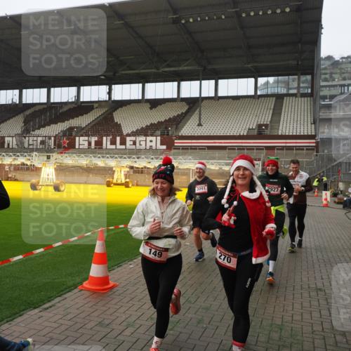 07.12.2025 - St. Pauli X-Mass-Run No. 15 Fabian Wolf http://msf.ph/oto/9393881 07.12.2025 10:21:29 Ziel 149, 270, 1326, 2173, 2927, 2997, 3062, 3091, 3384, 3540, 3541, 3848, 3849, 3988, 4117, 4158, 4169, 4170 meine-sportfotos.de
