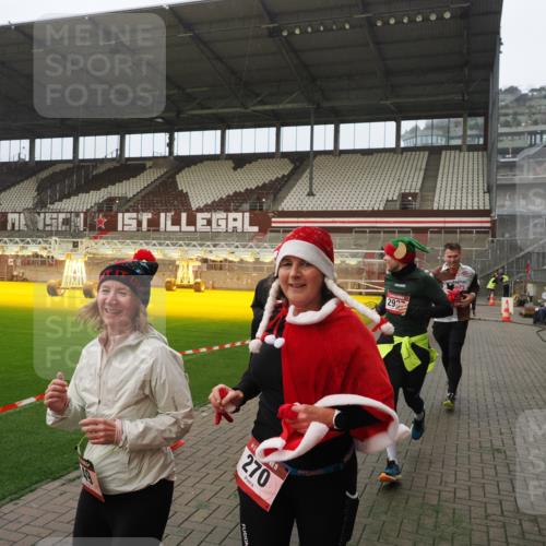 07.12.2025 - St. Pauli X-Mass-Run No. 15 Fabian Wolf http://msf.ph/oto/9393883 07.12.2025 10:21:29 Ziel 149, 270, 1326, 2173, 2927, 2997, 3062, 3091, 3384, 3540, 3541, 3848, 3849, 3988, 4117, 4158, 4169, 4170 meine-sportfotos.de