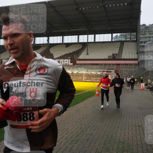 07.12.2025 - St. Pauli X-Mass-Run No. 15 Fabian Wolf http://msf.ph/oto/9393894 07.12.2025 10:21:31 Ziel 149, 270, 1326, 2173, 2927, 2997, 3062, 3091, 3384, 3540, 3541, 3848, 3849, 3988, 4117, 4158, 4169, 4170 meine-sportfotos.de