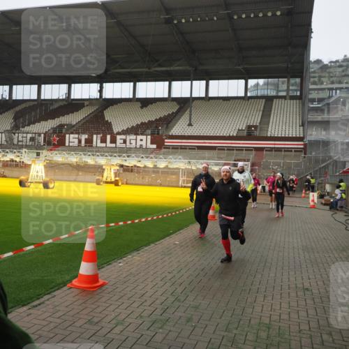 07.12.2025 - St. Pauli X-Mass-Run No. 15 Fabian Wolf http://msf.ph/oto/9393944 07.12.2025 10:22:01 Ziel 1488, 2944, 2945, 3999, 4000, 4321, 4322, 4323, 4415 meine-sportfotos.de