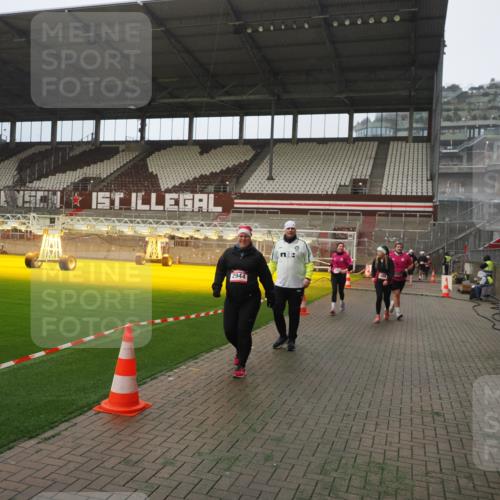 07.12.2025 - St. Pauli X-Mass-Run No. 15 Fabian Wolf http://msf.ph/oto/9393950 07.12.2025 10:22:03 Ziel 1371, 1488, 2944, 2945, 3999, 4000, 4321, 4322, 4323, 4415 meine-sportfotos.de