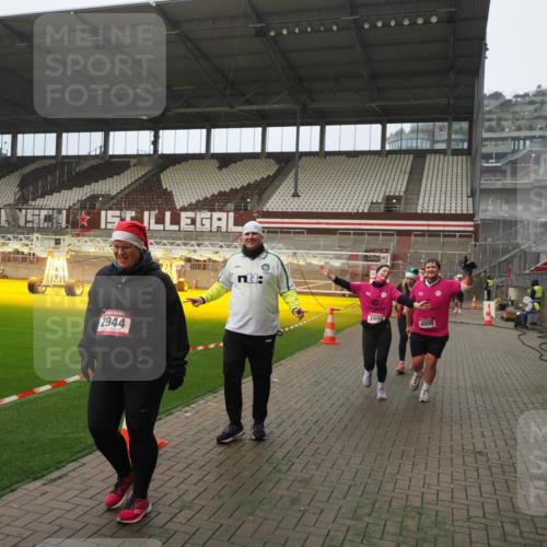 07.12.2025 - St. Pauli X-Mass-Run No. 15 Fabian Wolf http://msf.ph/oto/9393952 07.12.2025 10:22:05 Ziel 1371, 1488, 2819, 2944, 2945, 3431, 3736, 3999, 4000, 4321, 4322, 4323, 4415 meine-sportfotos.de