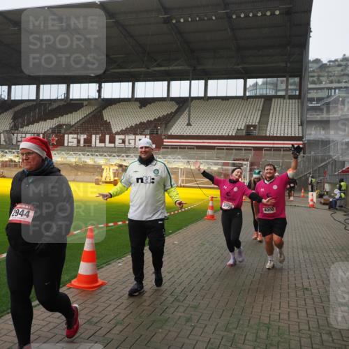 07.12.2025 - St. Pauli X-Mass-Run No. 15 Fabian Wolf http://msf.ph/oto/9393954 07.12.2025 10:22:05 Ziel 1371, 1488, 2819, 2944, 2945, 3431, 3736, 3999, 4000, 4321, 4322, 4323, 4415 meine-sportfotos.de