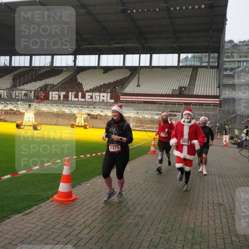 07.12.2025 - St. Pauli X-Mass-Run No. 15 Fabian Wolf http://msf.ph/oto/9393968 07.12.2025 10:22:11 Ziel 1371, 1488, 2817, 2818, 2819, 3431, 3736, 3999, 4000, 4321, 4322, 4323, 4415, 4774 meine-sportfotos.de