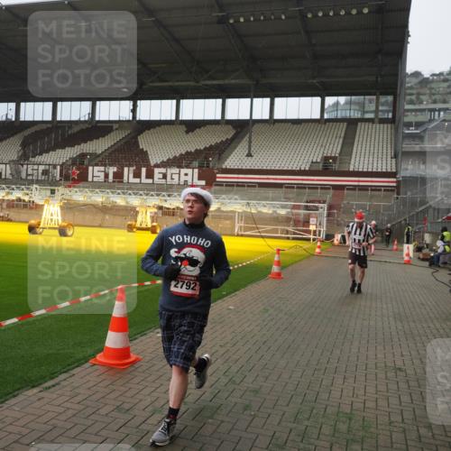07.12.2025 - St. Pauli X-Mass-Run No. 15 Fabian Wolf http://msf.ph/oto/9393988 07.12.2025 10:22:15 Ziel 1371, 1488, 2184, 2817, 2818, 2819, 3431, 3736, 3999, 4000, 4415, 4774 meine-sportfotos.de