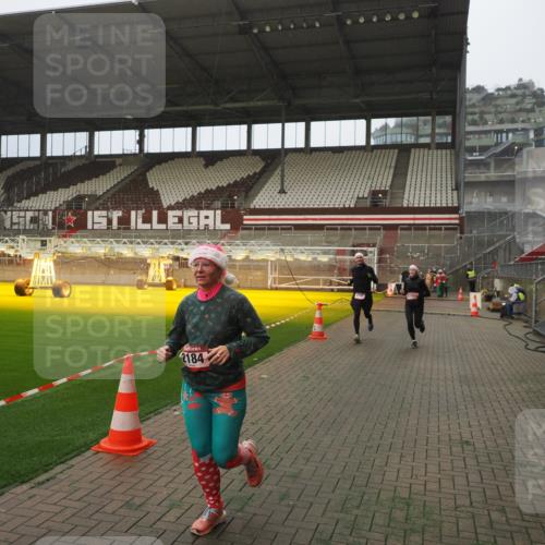 07.12.2025 - St. Pauli X-Mass-Run No. 15 Fabian Wolf http://msf.ph/oto/9393994 07.12.2025 10:22:22 Ziel 1371, 2184, 2817, 2818, 2819, 3431, 3736, 4771, 4774, 4781 meine-sportfotos.de