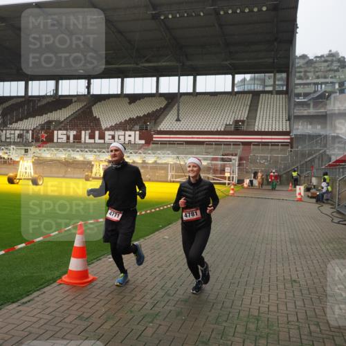 07.12.2025 - St. Pauli X-Mass-Run No. 15 Fabian Wolf http://msf.ph/oto/9394001 07.12.2025 10:22:25 Ziel 2184, 2817, 2818, 3431, 4771, 4774, 4781 meine-sportfotos.de
